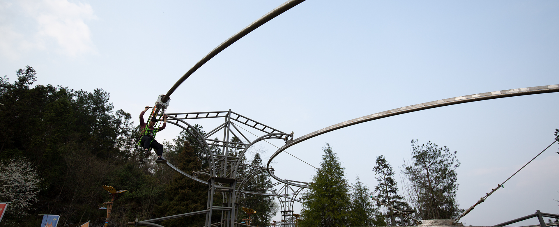 軌道滑索-浙江鵬鳴游樂設(shè)備有限公司